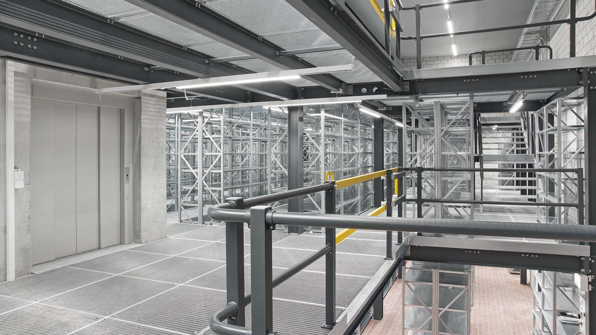 sprich_referenz_pressroste_lager-laufstege_header_nr01_2025