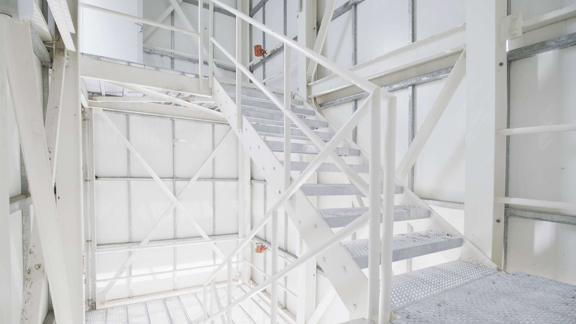 Blechprofilroste_Offshore_Treppenhaus (2)