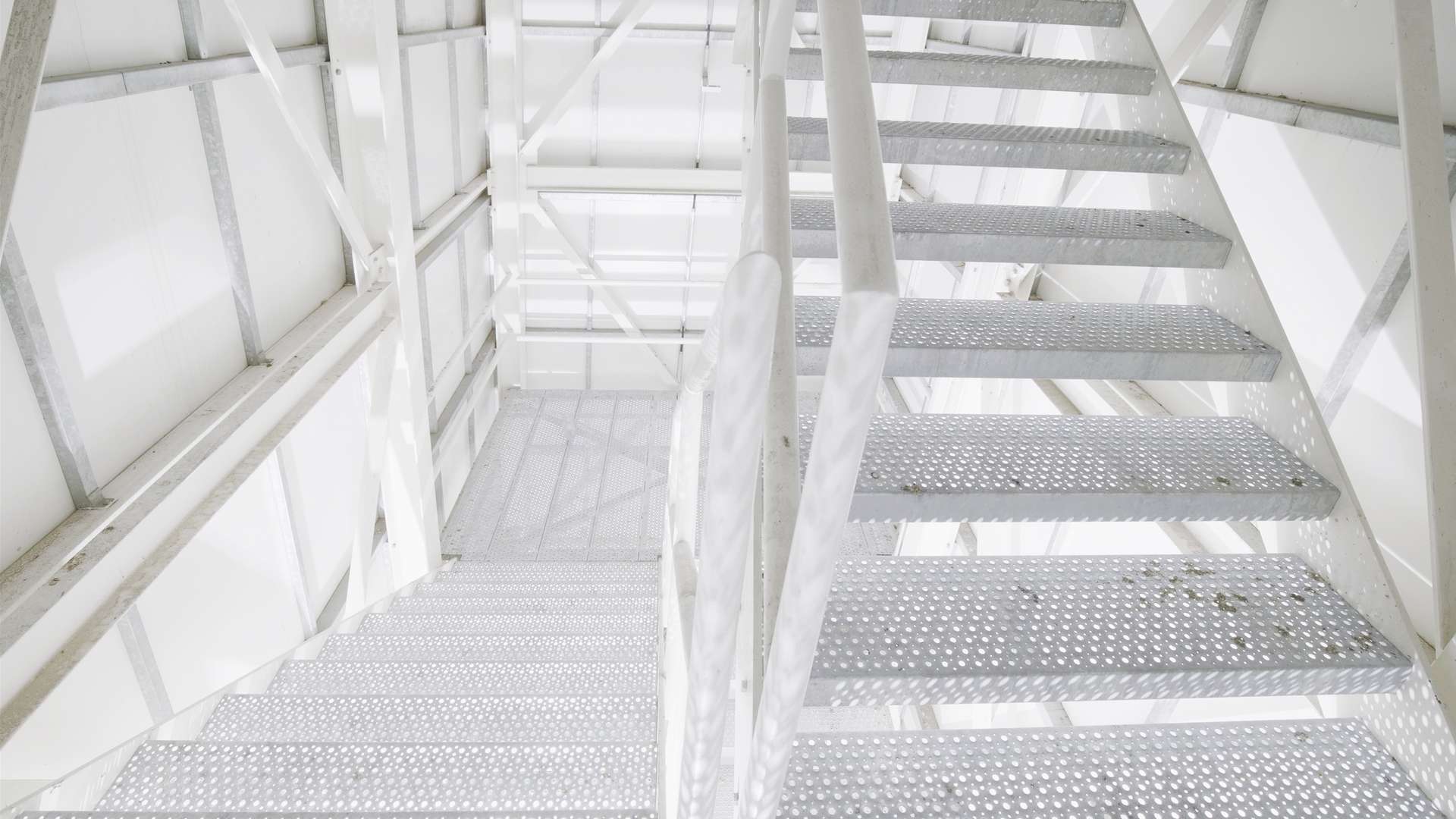 Blechprofilroste_Offshore_Treppenhaus (3)