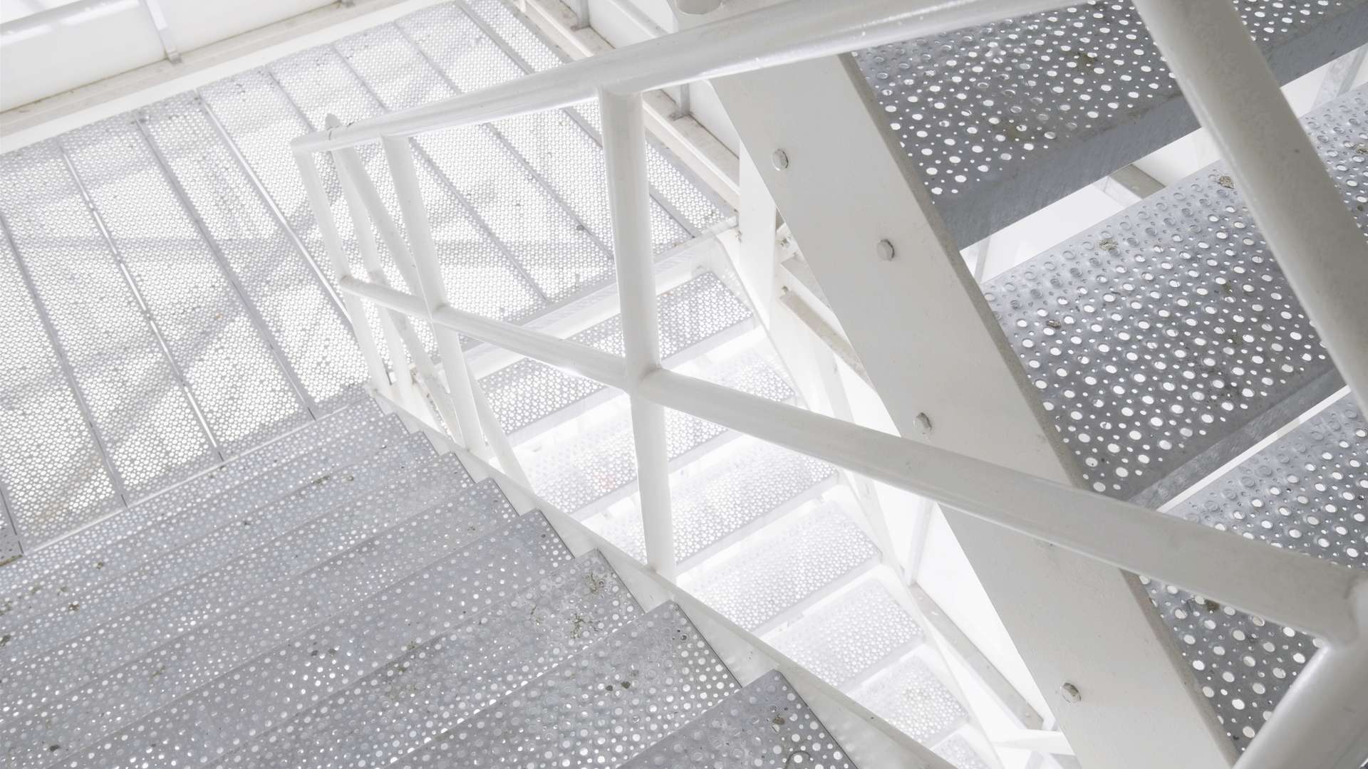 Blechprofilroste_Offshore_Treppenhaus (4)