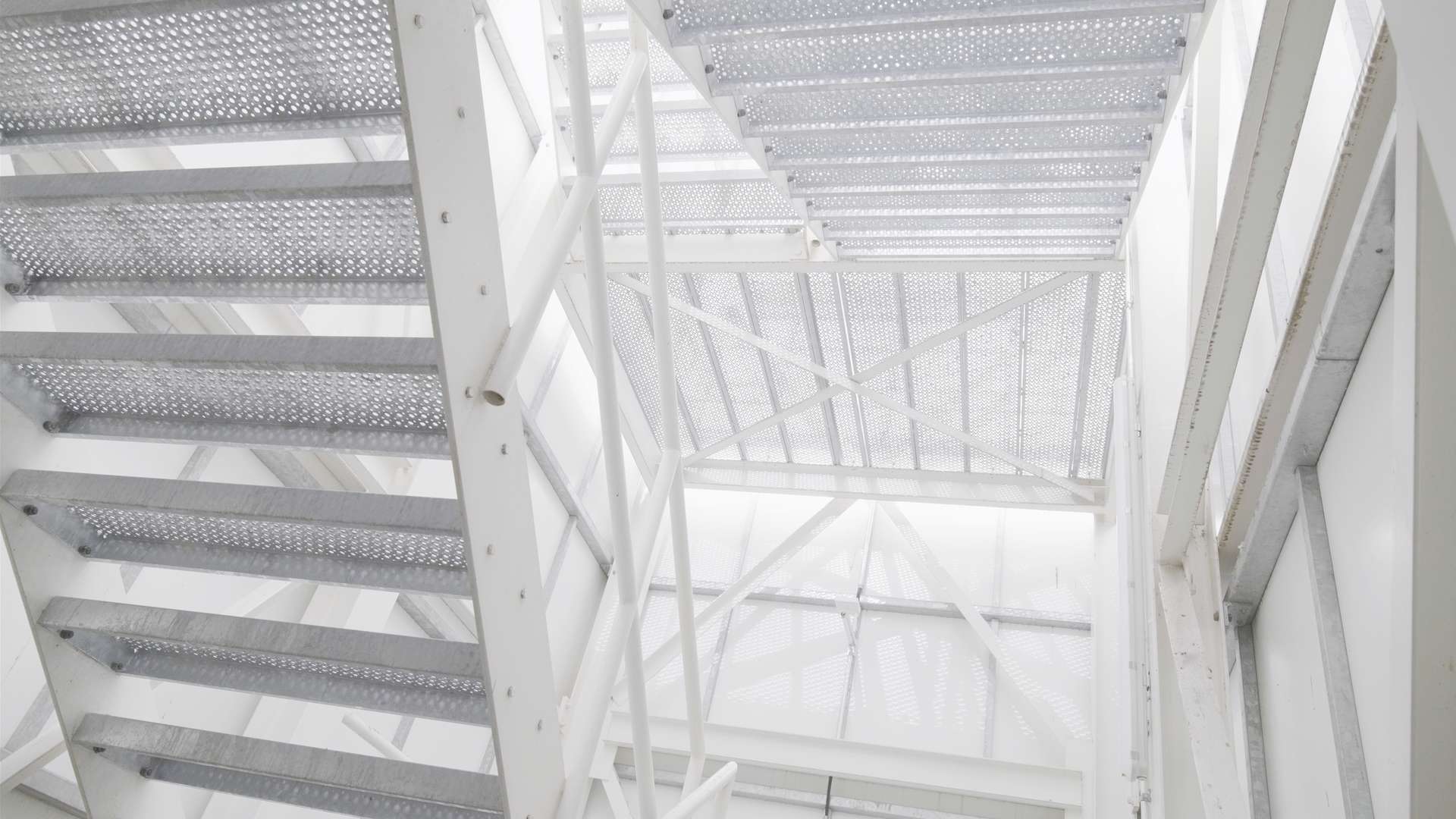 Blechprofilroste_Offshore_Treppenhaus (5)